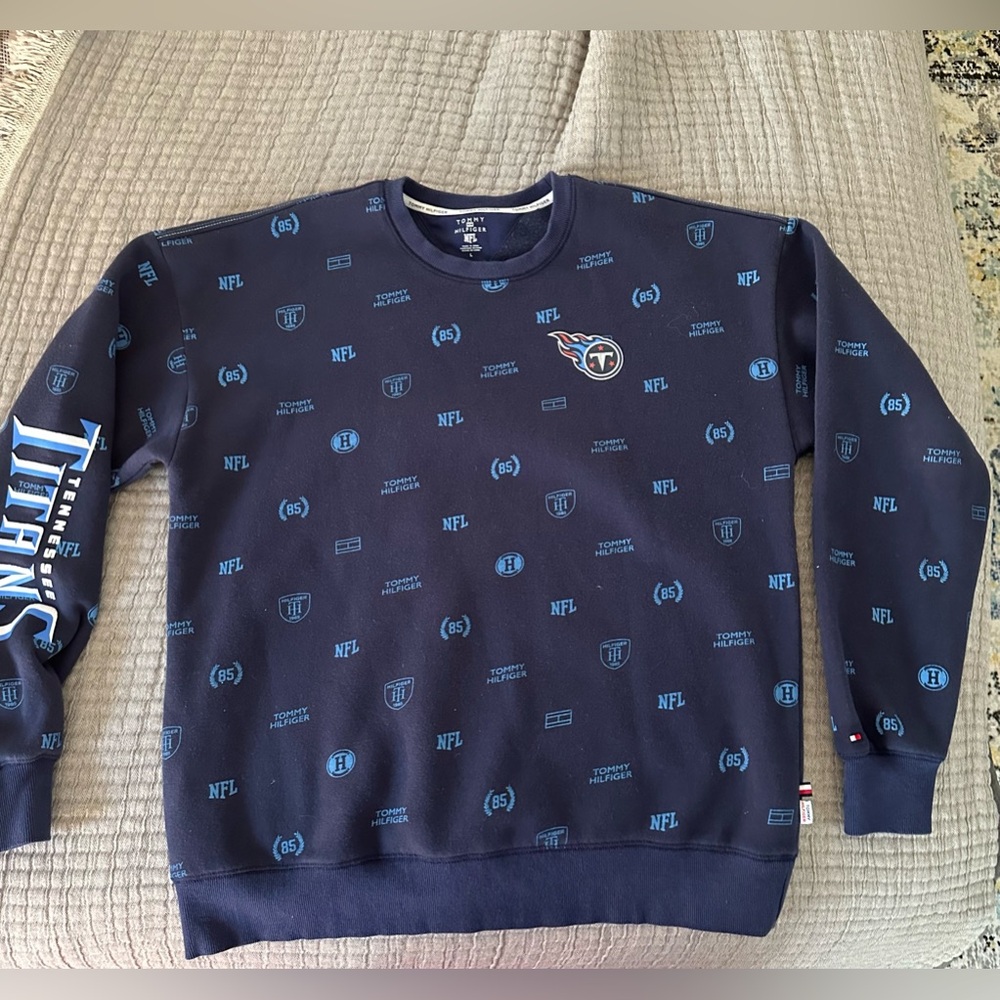 Men’s size Large Titans sweatshirt